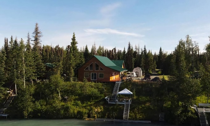 Soldotna House | Kenai River Cabin - Private fishing dock