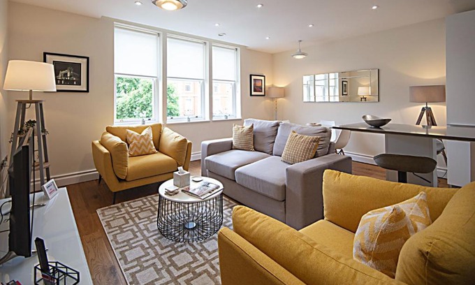 Royal Borough of Kensington and Chelsea Apartment | Kensington High Street One Bed with Air Con
