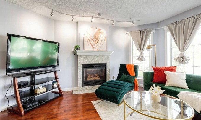 Sunnyside Apartment | Kensington/Walk to Bow River, DT, Grocery, Shops
