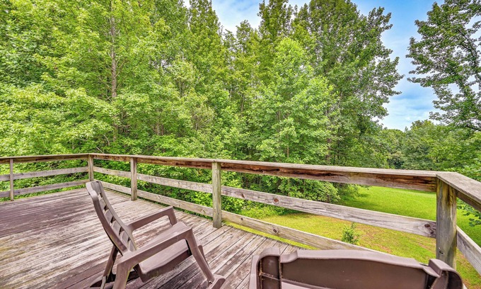 Hadley Apartment | Kentucky Cabin Retreat w/Covered Porch & Views