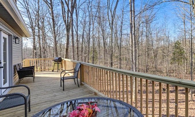 New Johnsonville Apartment | Kentucky Lake Retreat 4 Mi to Shore Boat and Fish!