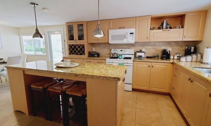 Key Largo House | Keys Tropical Bungalow! delightful and spacious 3/2 makes a great getaway.