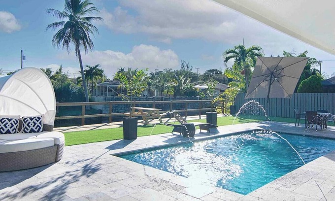 Davie House | Kick back and relax in this calm, stylish and luxurious 3 bedrooms heated pool home