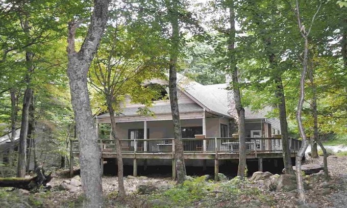 Deer Springs House | Kick back at Virginia’s premier ski and golf resort