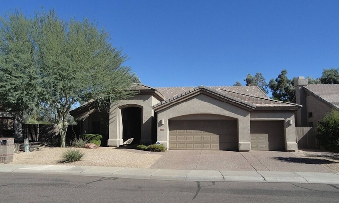 Paradise Valley Village House | Kierland Luxury Home.Resort style large private backyard.10 min to Mayo Hospital