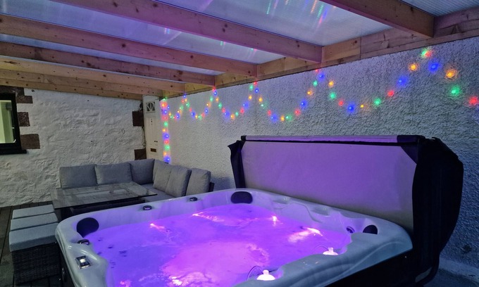 Ullapool House | Kildonan House village centre sleep 8 with hot tub