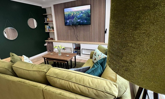 Treharris House | KILEX House | Monthly stays | Stylish 3 dbl bed | Bike Park Wales | Rock Summit