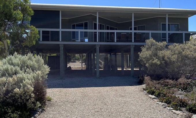 Warrenben House | Kimba's - Stylish 4 Bedroom Holiday Home