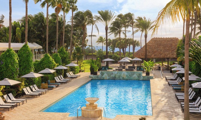 City Center Hotel | Kimpton Surfcomber Hotel by IHG