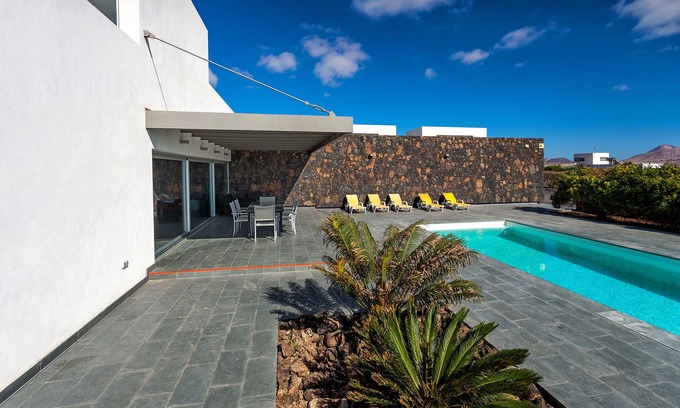 Lajares Villa | Kinegua M3 + M1. Design house 4 rooms 8 people. .WIFI. Heated pool