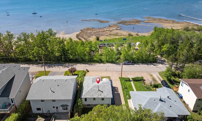Sylvan Lake House | Kinepik Cottage | Sunroom + Beach Access