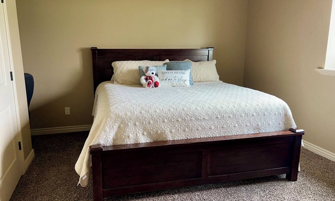 Hooper House | KING bed, 2-bedroom, full kitchen, pickleball, park. Private, spacious basement.