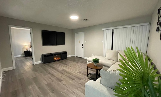 Oaks Historic District Apartment | King Bed 2BR Unit Free Parking