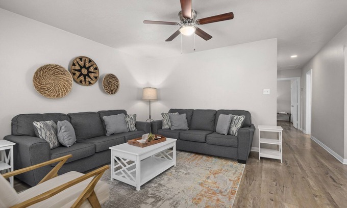 University Park House | King Bed, 50” SmartTV, Coffee & Tea Bar
