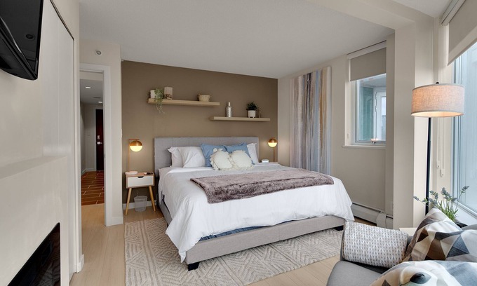 Crosstown Apartment | King Bed Apartment w/Pool, Sauna, Gym, & Free Parking ❤ The Urban Oasis