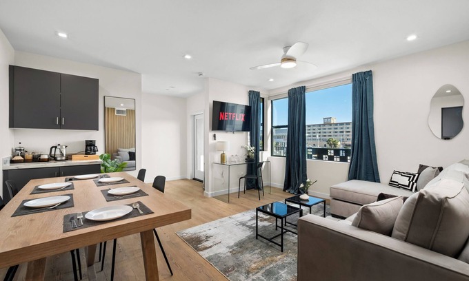 Roseville - Fleet Ridge Apartment | King Bed, EV Charger, Pet-Friendly, Balcony Near Airport & Beaches
