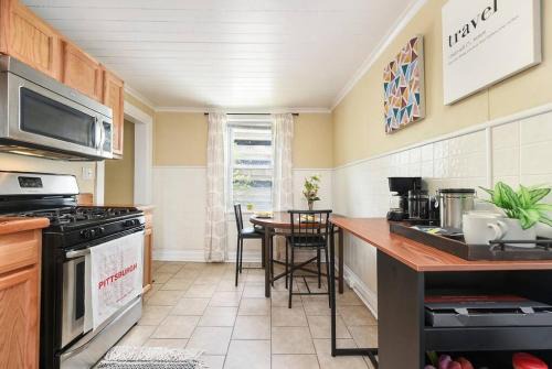 East Allegheny House | King Bed, Free Off Street Parking, Close to AGH