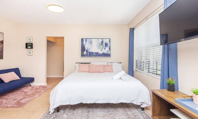 Little Haiti Apartment | King bed Free Parking & Wi-fi near Wynwood!