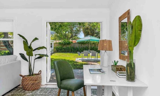 Country Club Park House | King Bed, Long-Term - Tropical Oasis!