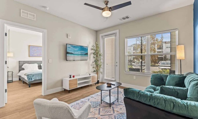 Southeast Orlando Apartment | King Bed | Parks Nearby | Pool | Gym | Pet allowed