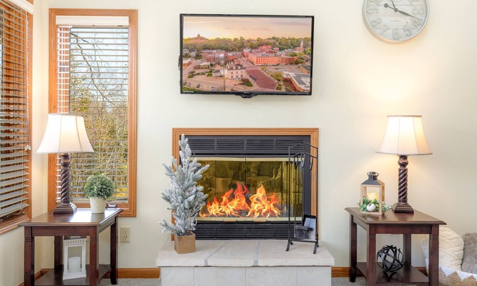 The Galena Territory Villa | King bed, Peaceful, Wood Fireplace, Near Trails, Golf, Spa