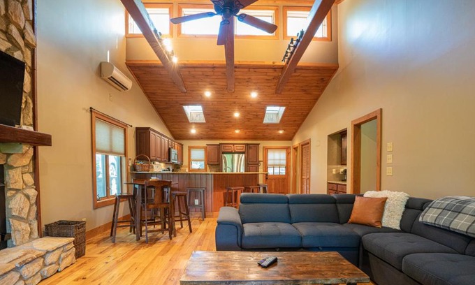 Mill Ridge Ski Chalet | King Bed, Putt-Putt w/Hot Tub, & Other Games