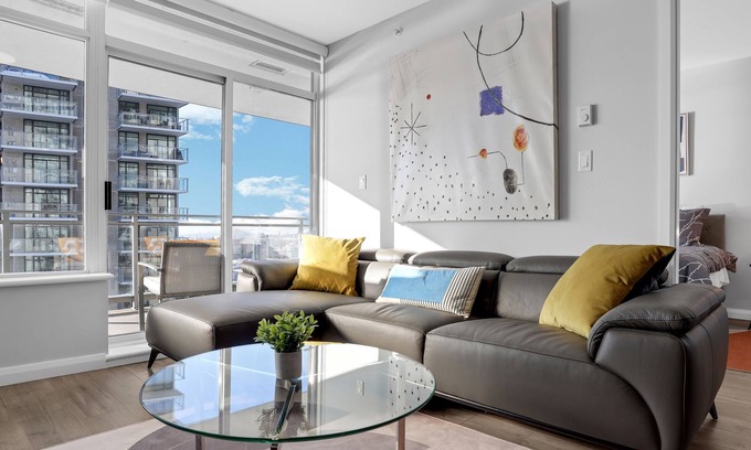 Downtown New Westminster Apartment | King bed River views skytrain in building