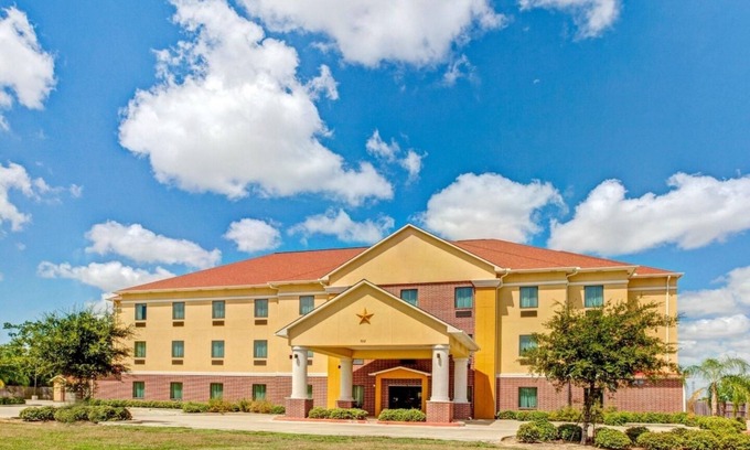 La Porte Hotel | King Bed Room, Scottish Suites La Porte, Guest Laundry, Free On-site Parking