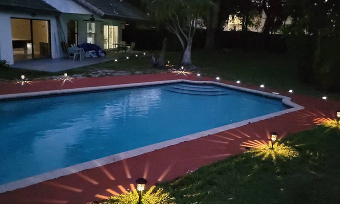 Tamarac House | KING BED SUITE w. Large Backyard, 2 LVRMs & 2 FLs