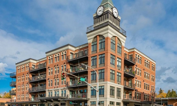 Fairhaven Condo | King bed, water and city view, gourmet kitchen, Jewel of Fairhaven FT505