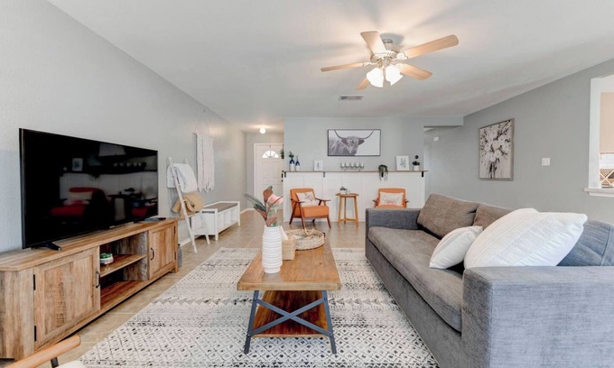 Deer Creek Ranch House | King Beds, Fenced Yard & Dogs OK in Cedar Park