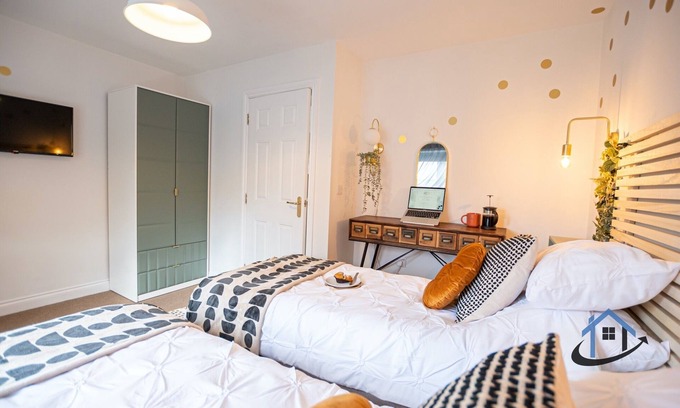 Thrapston House | King beds, parking, workspace, wi-fi, corporates, pets