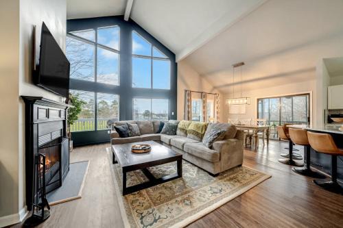 The Woods House | King Beds with Hot Tub Arcade & Golf Course View