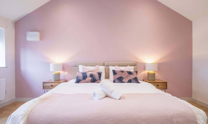 Cambridge Apartment | King Deluxe Ensuite with Shower-Bath and Courtyard View - Fawcett