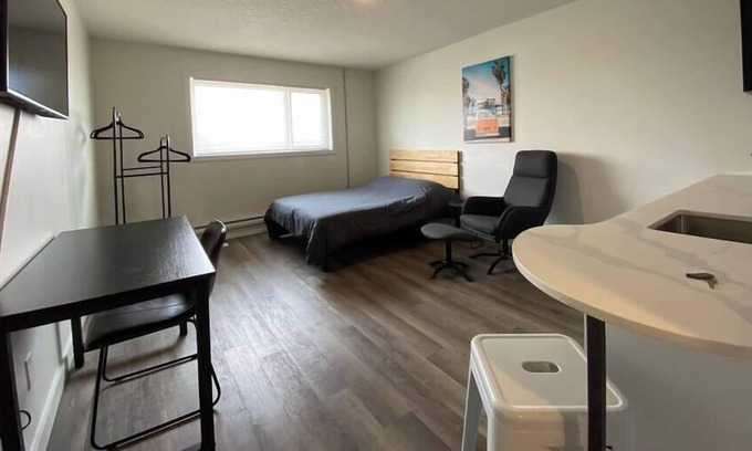 Clairmont Apartment | King Exec w Kitchenette Suite Modern and Trendy!