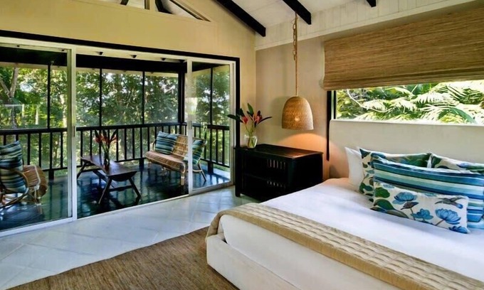 Forest Home Apartment | King Jungle Suite overlooking the jungle and surrounded by the nature