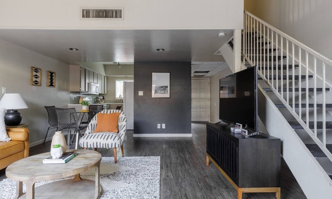 Arts District Apartment | King Loft - Old Town Scottsdale w/Parking