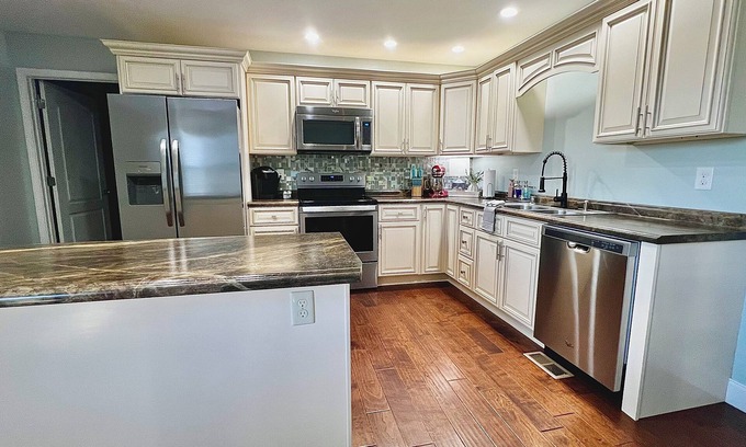 Lily House | King Luxe Retreat - Pets Welcome, Fenced Yard,