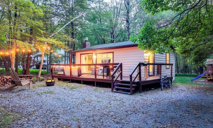 Briar Crest Woods Cabin | King - Massage - Pet Friendly - Romantic
