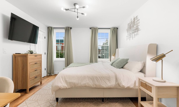 North Philadelphia House | King Size Bed, Modern, Close to Public Transportation and Eateries