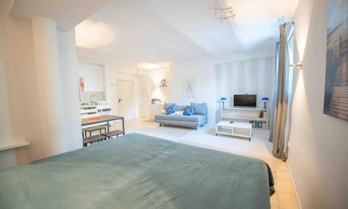 Borgfelde Apartment | King-size bed/near city & Alster/quiet