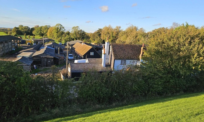 Tring Bed & Breakfast | King size Bed with Roll top bathroom en-suite