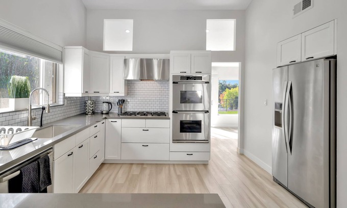 Woodland Hills House | King-size Suite House W/Amazing Valley View & Jacuzzi!