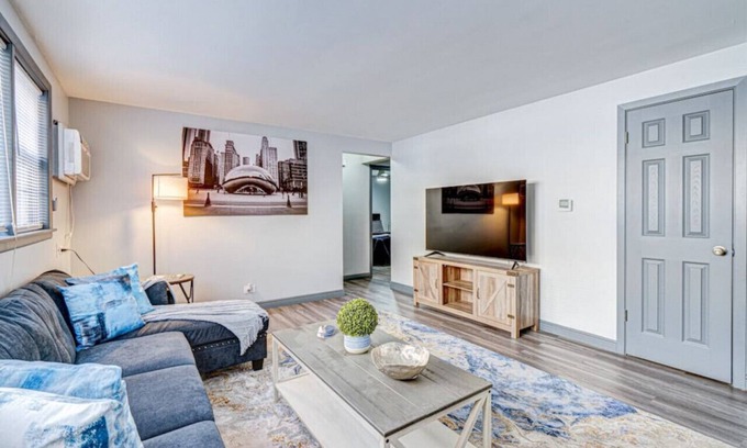 Elmwood Park Apartment | King Sleep Number Bed | Historic Safe Location