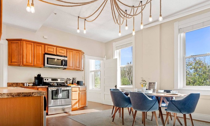 Shelby Park Apartment | KING Sleep8 4Bed 2BR 2 BA Swepson Hideaway 202