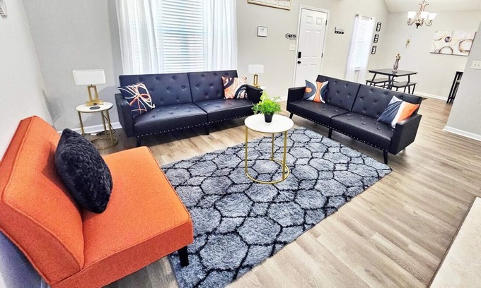 Houston County House | King Suite |BBQ Grill |Near RAFB |4 TVS| Workspace