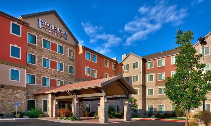 Midvale Condo | King Suite | Heated Pool & Hot Tub. Free Breakfast Buffet. Great for Business Travelers!