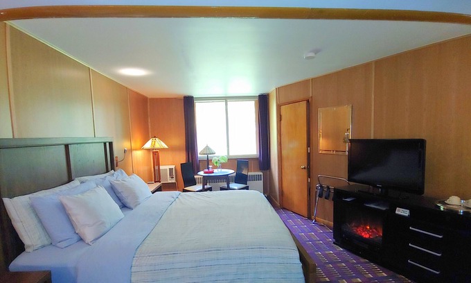 Spring Green Hotel | King Suite - Soaking Tub and Fireplace