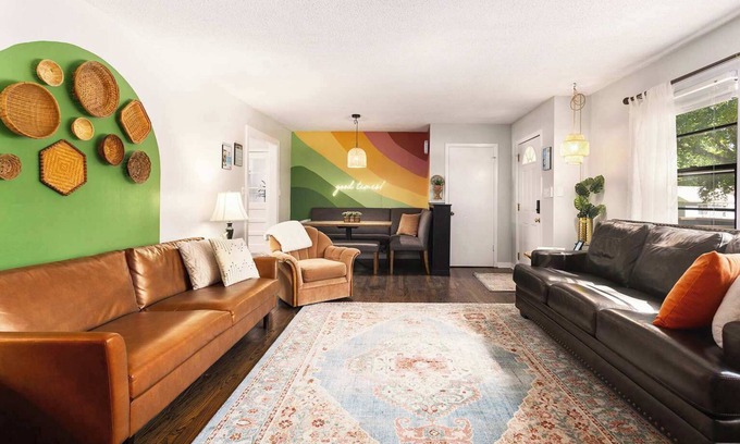 Lee's Summit House | KingBeds|PuttPuttGolf|Walking distance to DT