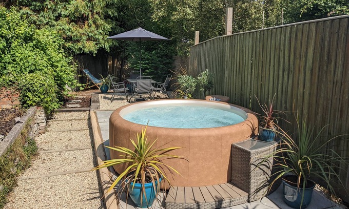 Wyke Regis House | KINGESWIC COTTAGE, pet friendly, country holiday cottage in Weymouth
